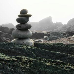 tehnici de gestionare a anxietății - femeie meditând în natură